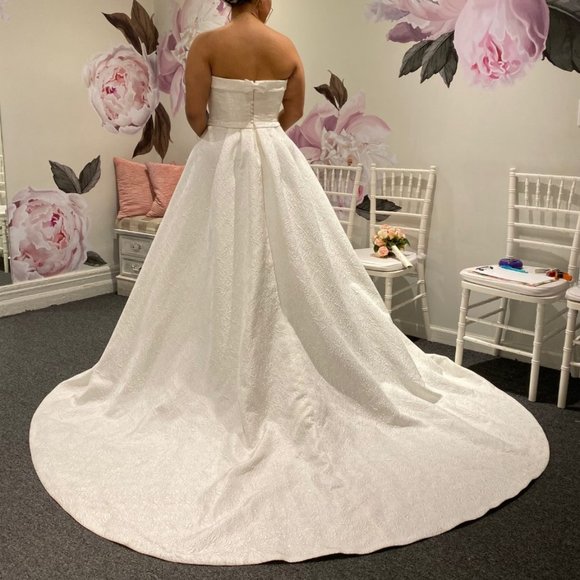 PLUS SIZE PRONOVIAS WEDDING GOWN! - Picture 8 of 8